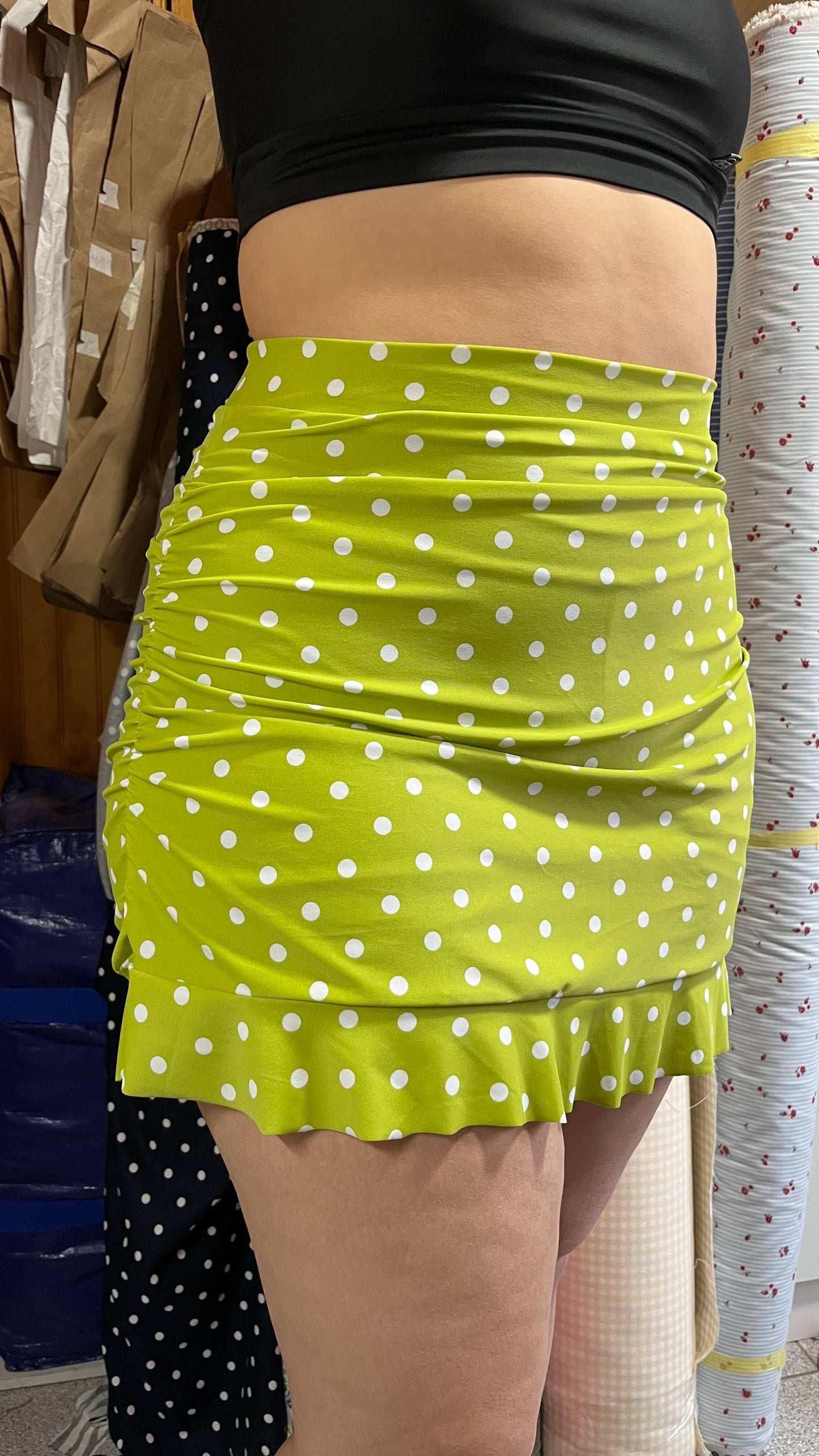 Falda recogida con pretina lunares pistacho