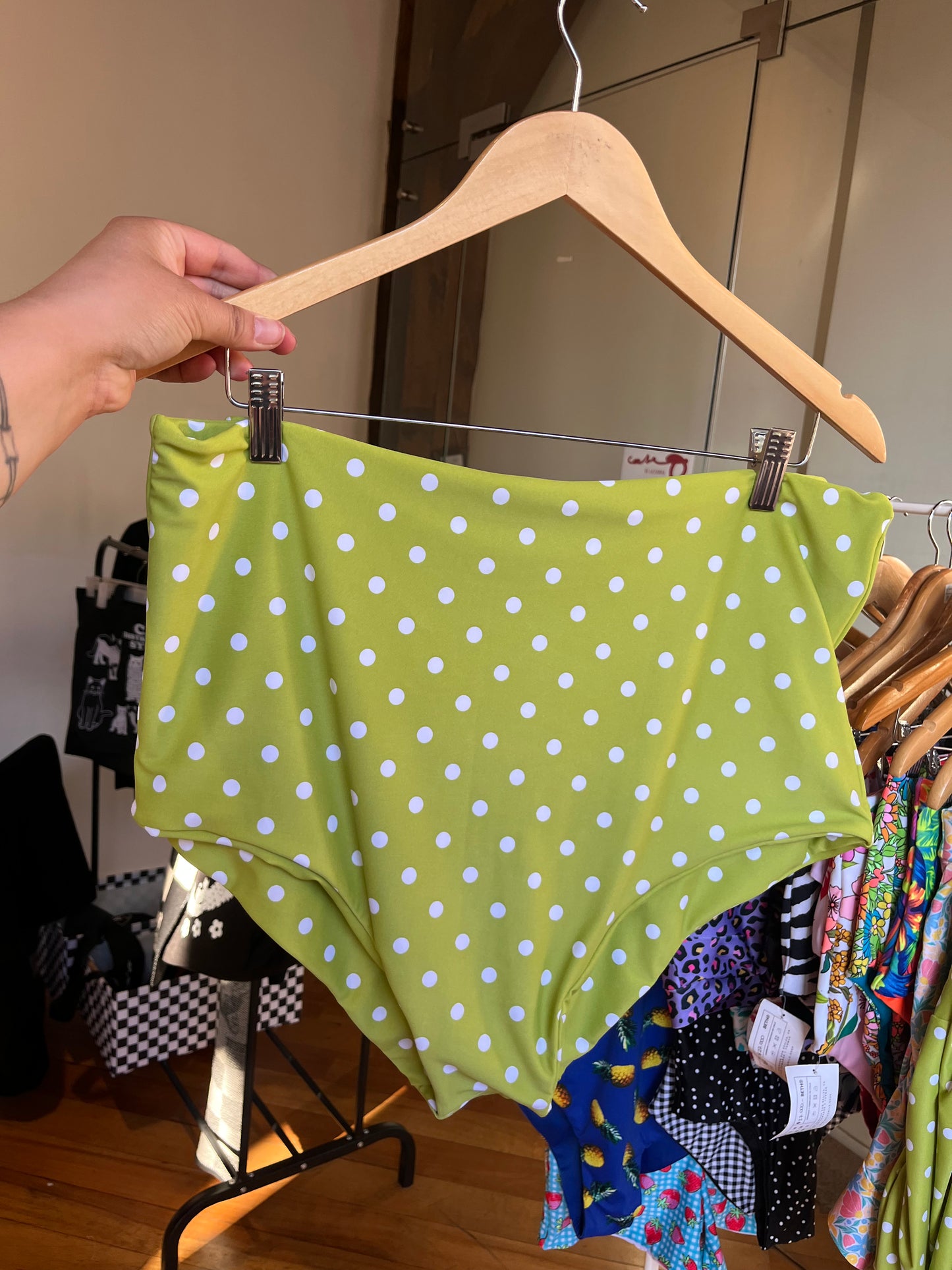 Calzón tiro alto regular bikini lunares pistacho