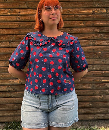 Blusa Tuttie azul frutillas
