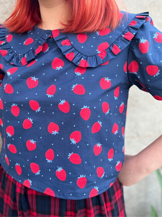 Blusa Tuttie azul frutillas