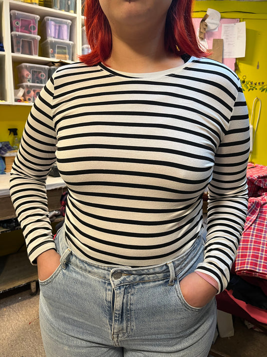 Polera básica manga larga modal rayas blanco y negro