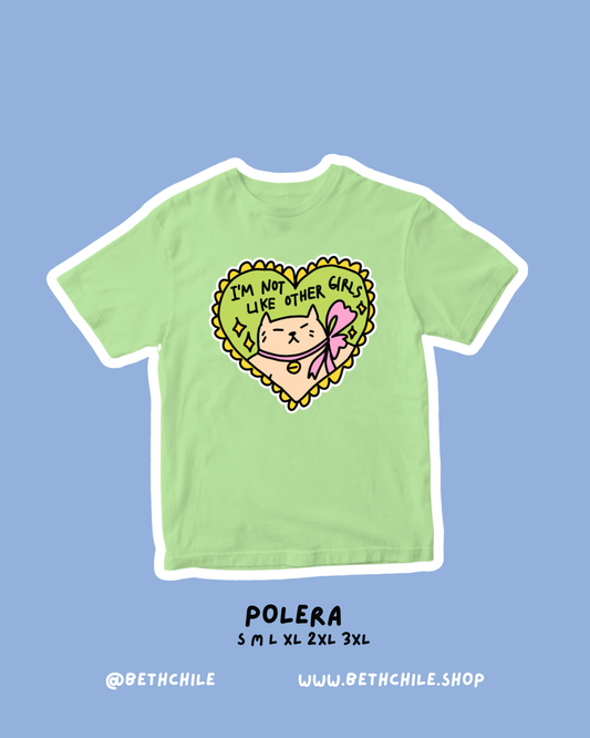 No soy como otras chicas 💅polera verde