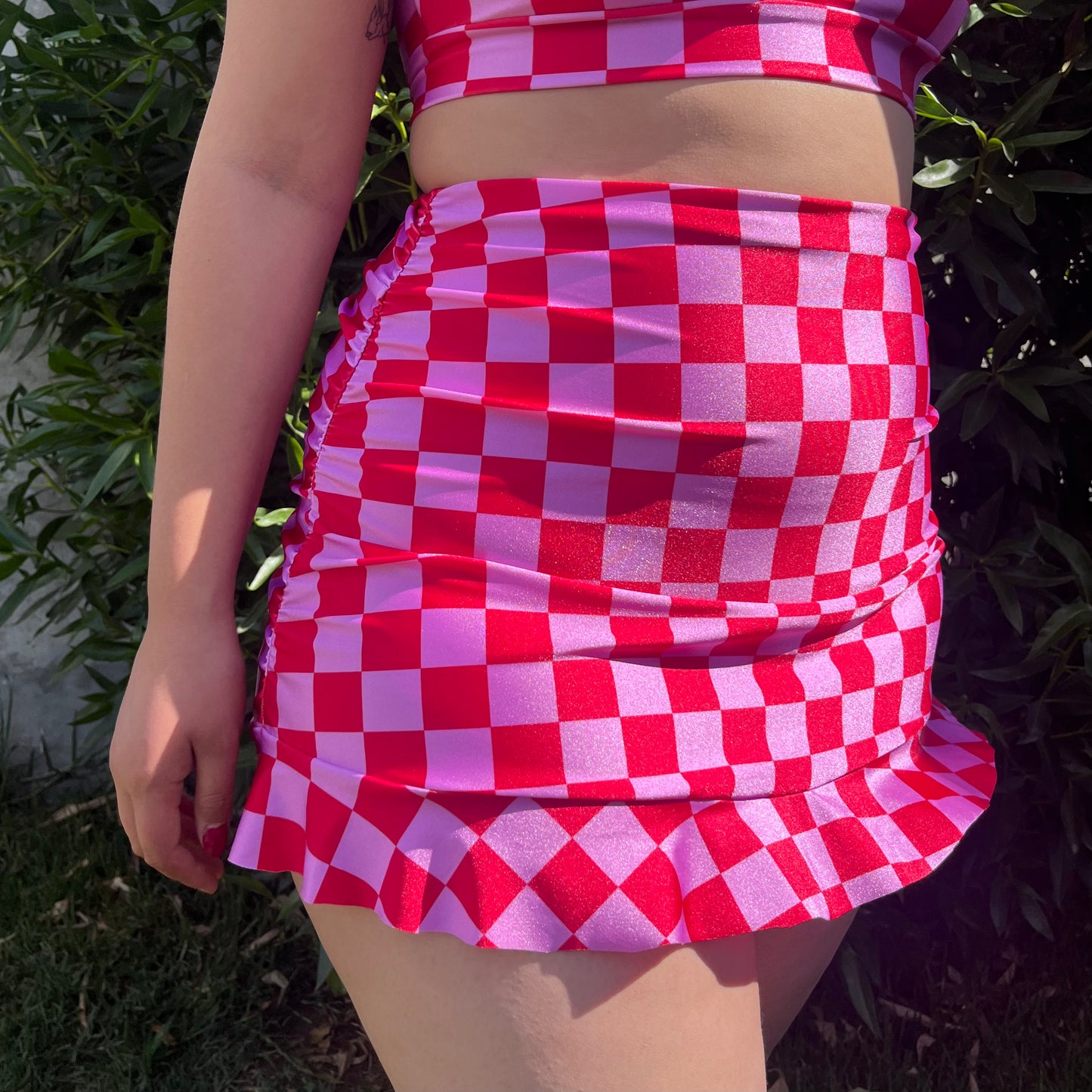 Falda recogida con calzón tiro alto integrado chess rojo/rosado